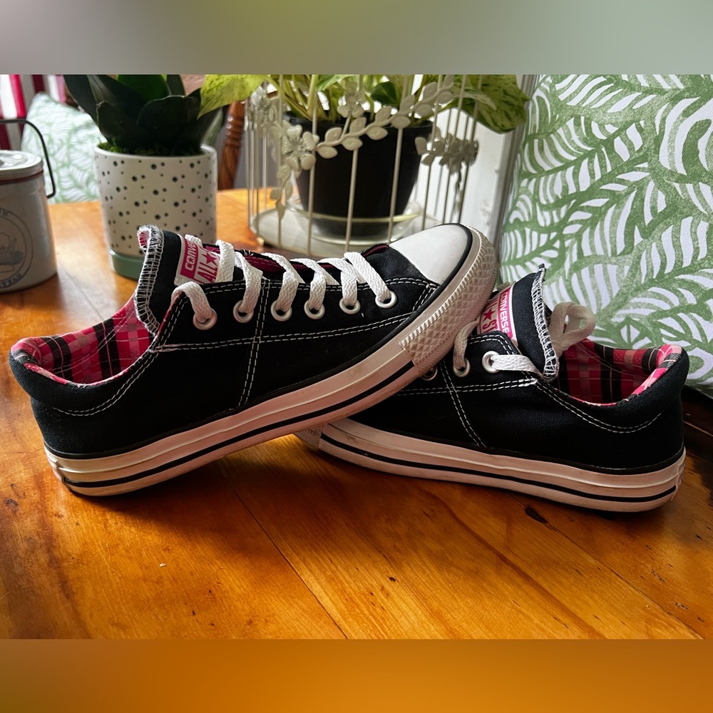 CONVERSE Black w/pink accent and comfort tongue W8